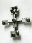 Kreuz mit roten Steine