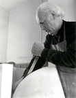 Albert Schilling mit Modell zu Spirale