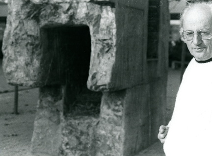 Albert Schilling mit Spielplatz