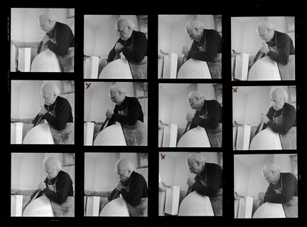 Albert Schilling mit Modell zu Spirale