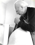 Albert Schilling mit Modell zu Spirale