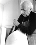 Albert Schilling mit Modell zu Spirale
