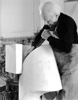 Albert Schilling mit Modell zu Spirale