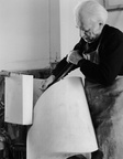Albert Schilling mit Modell zu Spirale